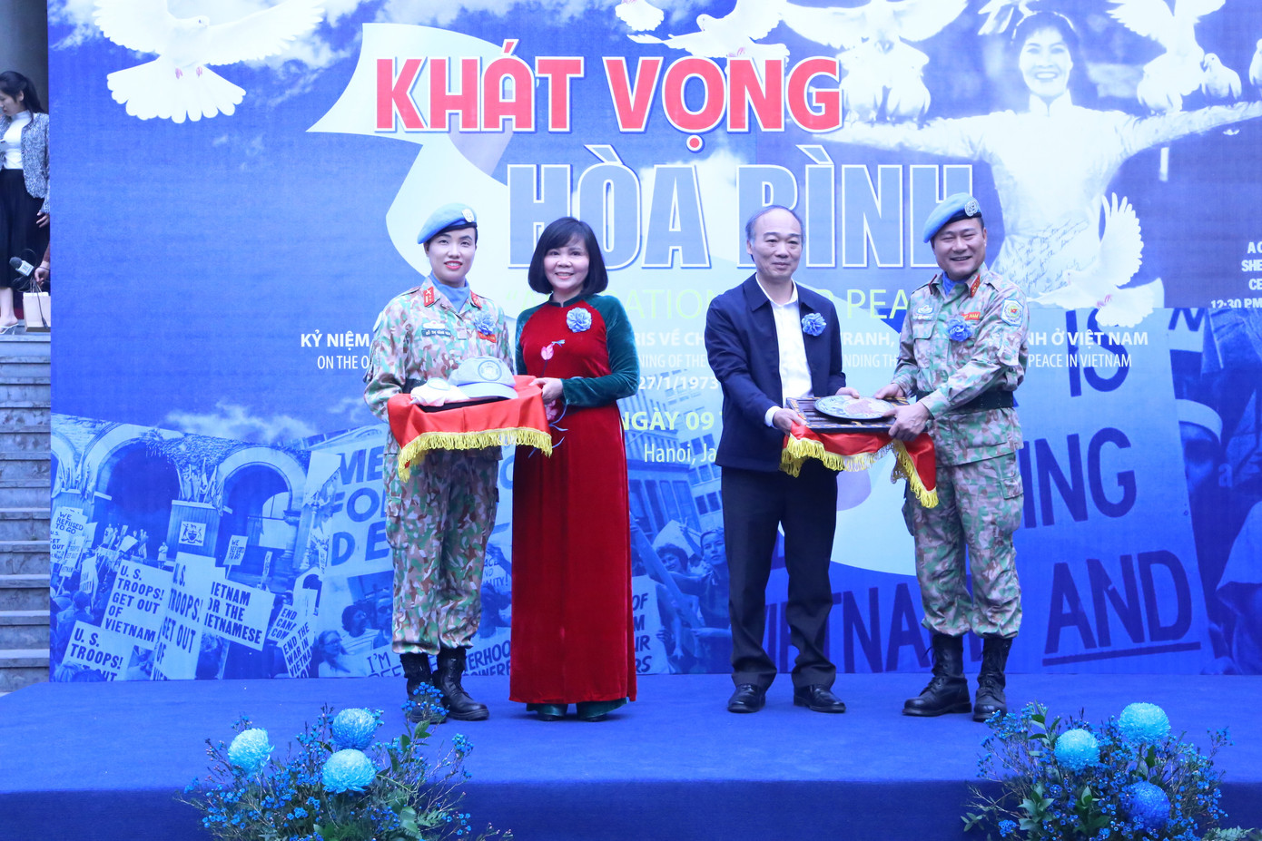 Sự kiện Khát vọng hòa bình mang tới những câu chuyện đầy cảm xúc về hành trình cống hiến và dựng xây hòa bình của nhiều thế hệ người con Việt Nam và bạn bè quốc tế. Họ đã trở thành những “sứ giả hòa bình” trên đất nước bạn. Khép lại buổi tọa đàm, đại diện Cục Gìn giữ hòa bình Việt Nam trao lại nhiều hiện vật quý giá của những người lính mũ nồi xanh cho Bảo tàng Phụ nữ Việt Nam. Sự kiện Khát vọng hòa bình mang tới những câu chuyện đầy cảm xúc về hành trình cống hiến và dựng xây hòa bình của nhiều thế hệ người con Việt Nam và bạn bè quốc tế. Họ đã trở thành những “sứ giả hòa bình” trên đất nước bạn. Khép lại buổi tọa đàm, đại diện Cục Gìn giữ hòa bình Việt Nam trao lại nhiều hiện vật quý giá của những người lính mũ nồi xanh cho Bảo tàng Phụ nữ Việt Nam.