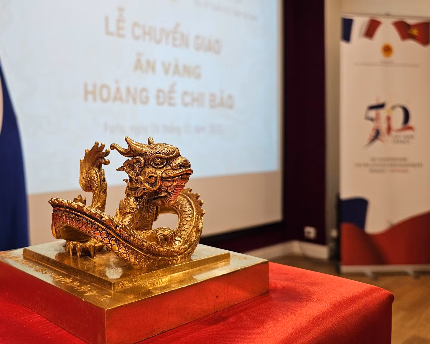 Sau một năm đàm phán, thương thảo ấn vàng Hoàng đế chi bảo chính thức trở về Việt Nam.