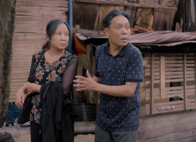 Bố mẹ Luyến đến xóm chợ tìm con. Ảnh: CMH.