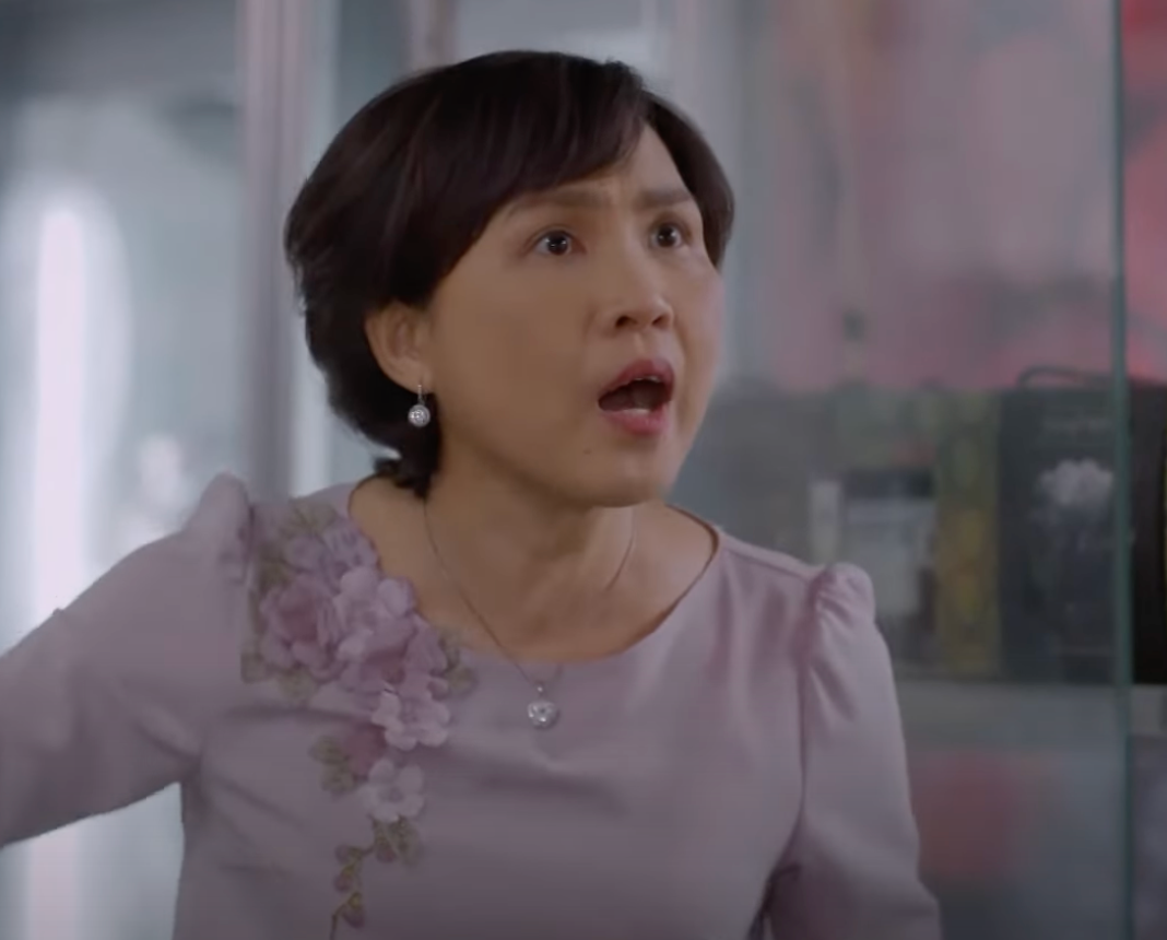 Hòa (Anh Thơ) đuổi Điền (Tô Dũng) và Lưu (NSƯT Hoàng Hải) khỏi chợ. Ảnh: CMH.