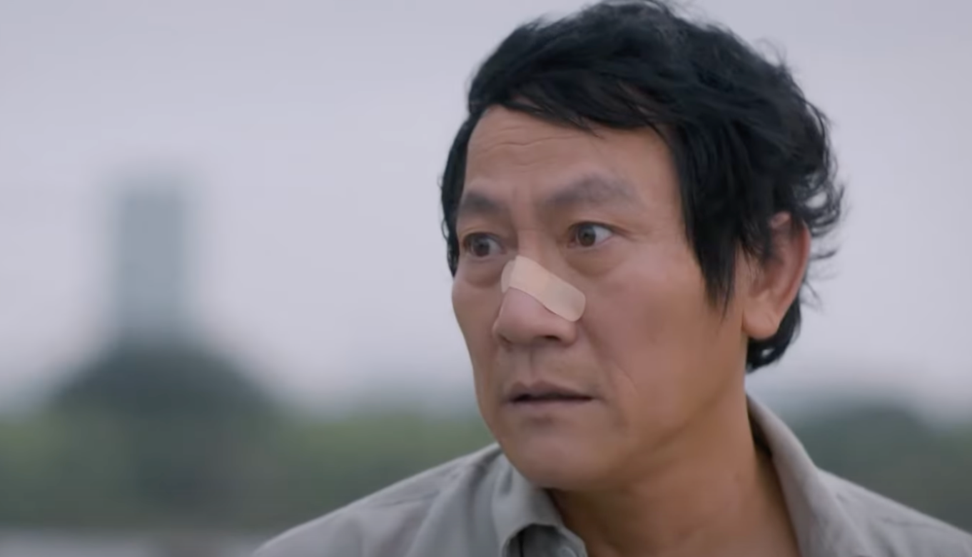 Lưu (NSƯT Hoàng Hải) bất ngờ với hành động của Luyến (Thanh Hương). Ảnh: CMH. Lưu (NSƯT Hoàng Hải) bất ngờ với hành động của Luyến (Thanh Hương). Ảnh: CMH.