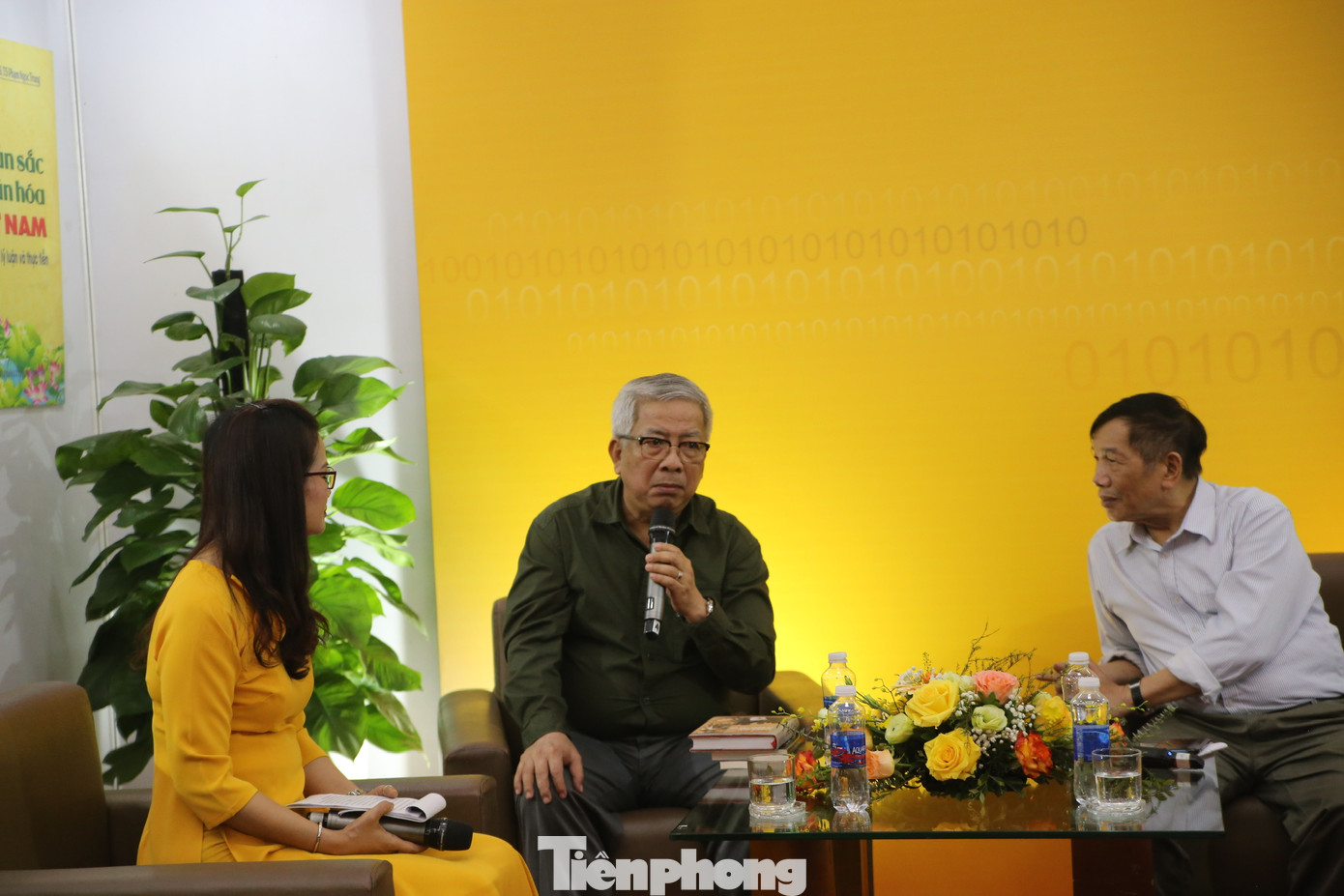 Thượng tướng Nguyễn Chí Vịnh tâm sự với bạn đọc về thầy đáng kính, về quãng thời gian là học trò của Thiếu tướng, Anh hùng LLVT nhân dân Đặng Trần Đức. Ảnh: Gia Linh. Thượng tướng Nguyễn Chí Vịnh tâm sự với bạn đọc về thầy đáng kính, về quãng thời gian là học trò của Thiếu tướng, Anh hùng LLVT nhân dân Đặng Trần Đức. Ảnh: Gia Linh.