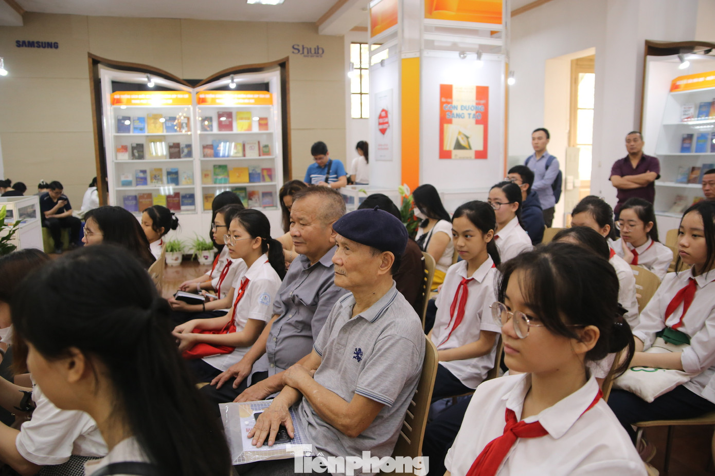 Độc giả tham gia buổi giao lưu với tác giả, Thượng tướng Nguyễn Chí Vịnh. Độc giả tham gia buổi giao lưu với tác giả, Thượng tướng Nguyễn Chí Vịnh.