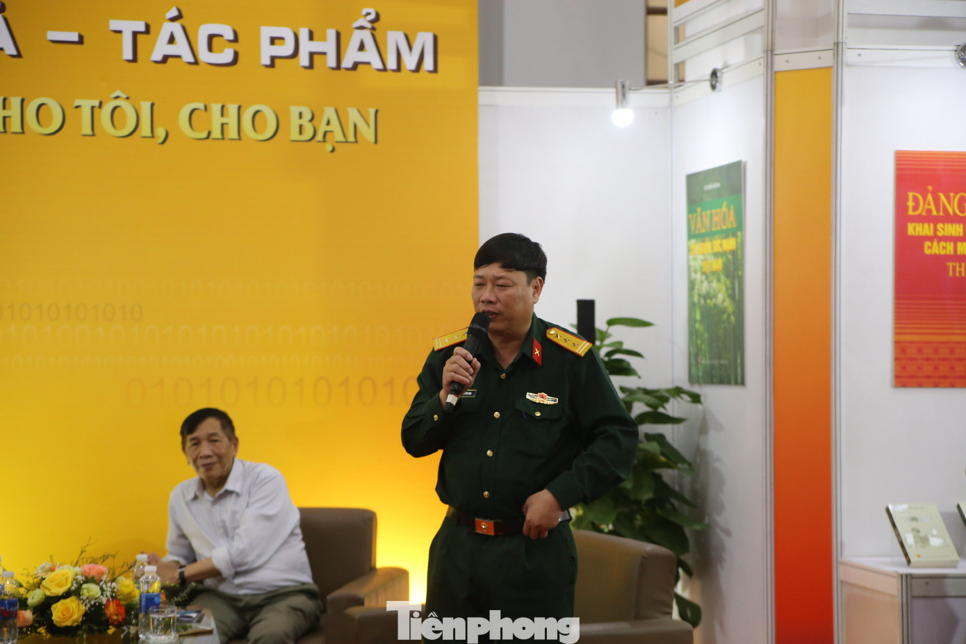 Đại tá Khuất Quang Thụy - Tổng Biên tập báo Văn nghệ chia sẻ về cuốn Người thầy. Ảnh: Gia Linh. Đại tá Khuất Quang Thụy - Tổng Biên tập báo Văn nghệ chia sẻ về cuốn Người thầy. Ảnh: Gia Linh.