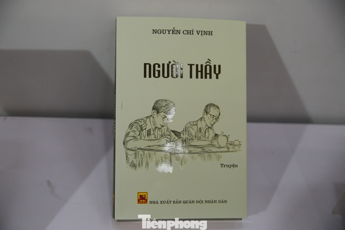 Cuốn Người thầy ấn hành được 9.000 bản. Ảnh: Gia Linh. Cuốn Người thầy ấn hành được 9.000 bản. Ảnh: Gia Linh.