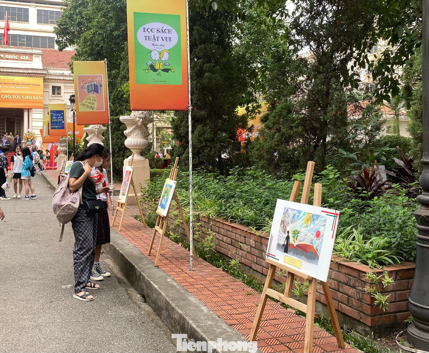 Triển lãm Khát vọng vươn tới những tầm cao thu hút người xem. Triển lãm Khát vọng vươn tới những tầm cao thu hút người xem.