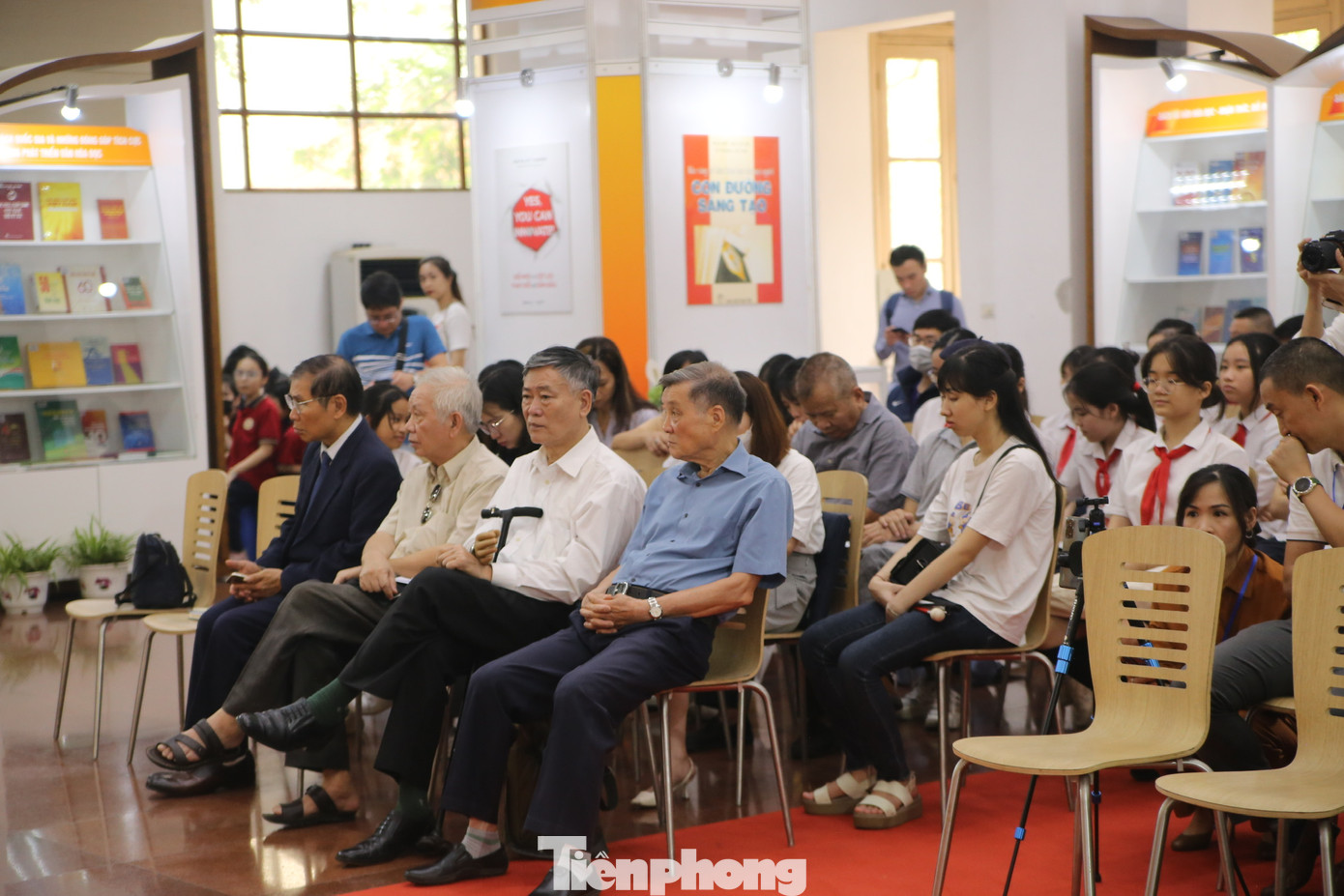 Nhiều độc giả có mặt trong buổi giao lưu với Thượng tướng Nguyễn Chí Vịnh về tác phẩm Người thầy. Ảnh: Gia Linh. Nhiều độc giả có mặt trong buổi giao lưu với Thượng tướng Nguyễn Chí Vịnh về tác phẩm Người thầy. Ảnh: Gia Linh.