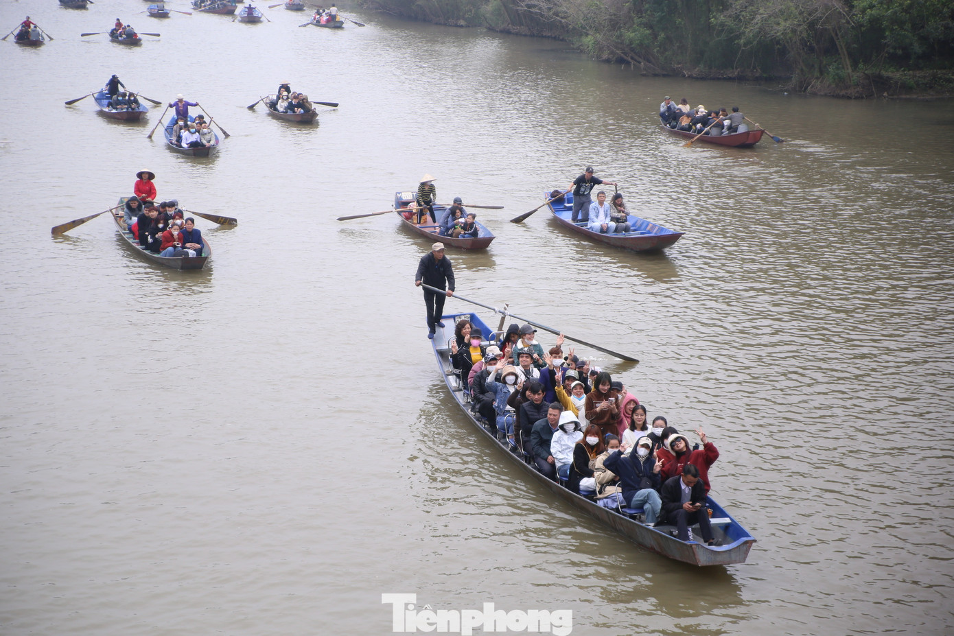 Hiện nay tại suối Yến có khoảng 7000 đò hoạt động phục vụ chuyên chở khách tham quan. Để đảm bảo an toàn cho người dân, du khách tham dự ngày khai hội chùa Hương vào mùng 6 Tết Nguyên đán (ngày 27/1), lực lượng công an thành phố Hà Nội được điều động tăng cường từ ngày mùng 4 Tết Nguyên đán tại khu Di tích thắng cảnh Hương Sơn. Ảnh: GIA LINH.
