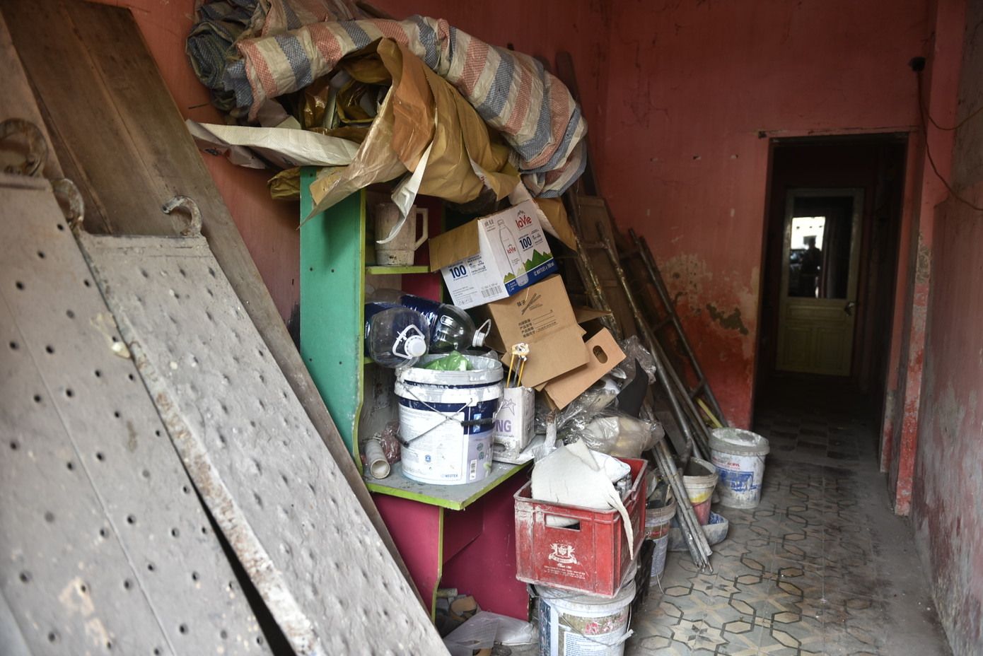 Từ xưởng âm thanh trở thành nơi lưu xô, chậu, phế thải xây dựng của một số hộ dân xung quanh.