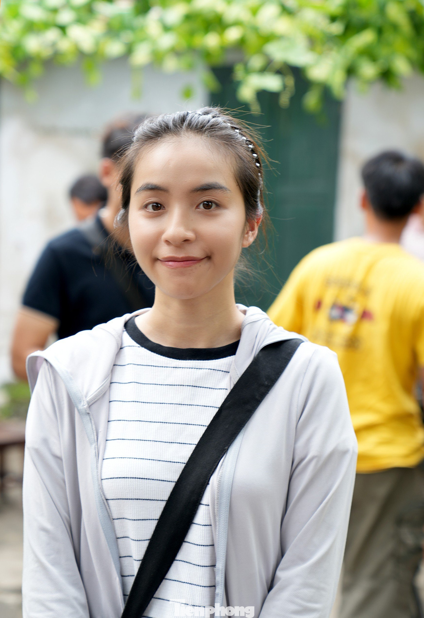 Trần Vân thú thật cô được đạo diễn Mai Hiền góp ý rất nhiều bởi ngoài đời Vân không giống nhân vật Hoài. “Ngoài đời mình vẫn độc thân, chưa kết hôn, cũng chưa có em bé nữa mà Hoài lại là típ phụ nữ tần tảo, vì chồng vì con. Điều này thử thách tôi rất nhiều khi hóa thân vào Hoài”, Trần Vân kể.