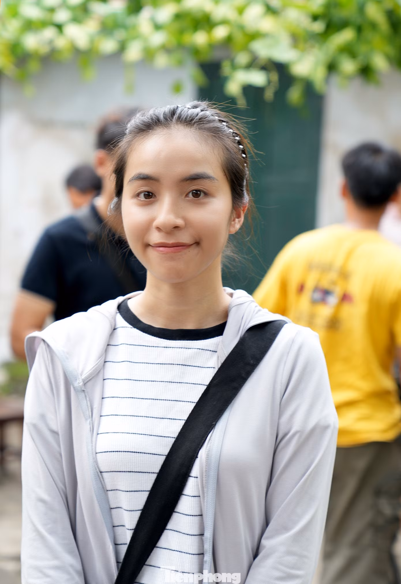 Trần Vân thú thật cô được đạo diễn Mai Hiền góp ý rất nhiều bởi ngoài đời Vân không giống nhân vật Hoài. “Ngoài đời mình vẫn độc thân, chưa kết hôn, cũng chưa có em bé nữa mà Hoài lại là típ phụ nữ tần tảo, vì chồng vì con. Điều này thử thách tôi rất nhiều khi hóa thân vào Hoài”, Trần Vân kể. Trần Vân thú thật cô được đạo diễn Mai Hiền góp ý rất nhiều bởi ngoài đời Vân không giống nhân vật Hoài. “Ngoài đời mình vẫn độc thân, chưa kết hôn, cũng chưa có em bé nữa mà Hoài lại là típ phụ nữ tần tảo, vì chồng vì con. Điều này thử thách tôi rất nhiều khi hóa thân vào Hoài”, Trần Vân kể.