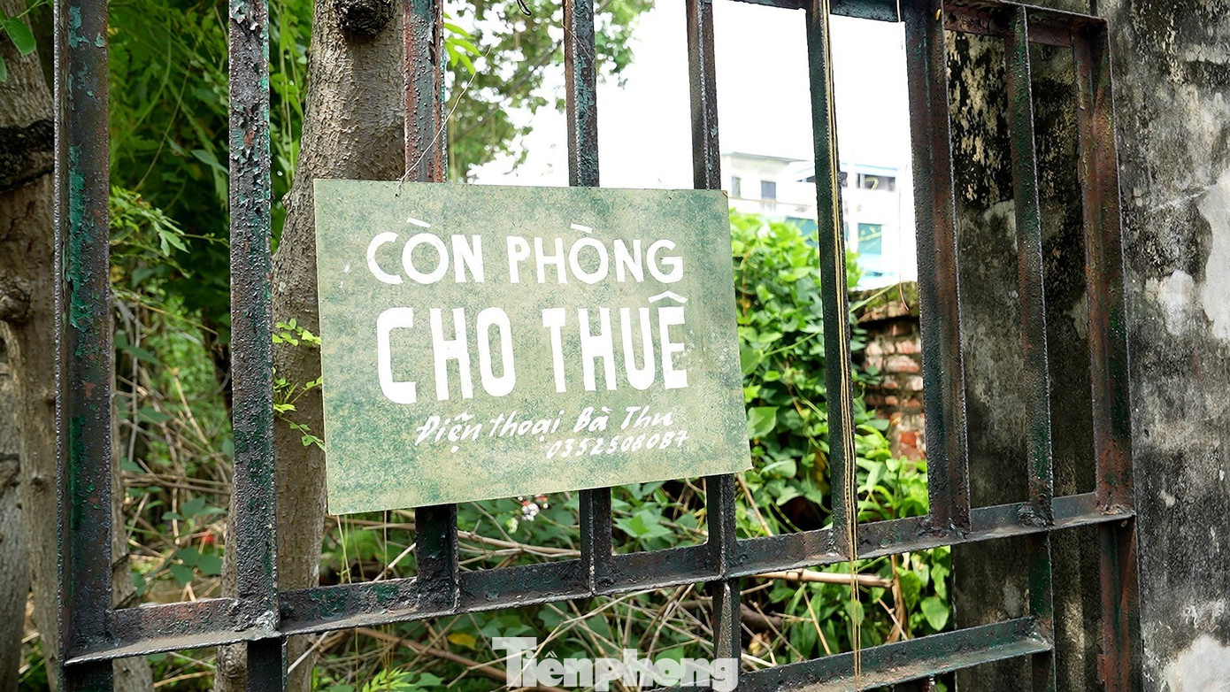 Từng tấm bảng giới thiệu về khu trọ, thông báo của khu trọ được chính thành viên đoàn làm phim chuẩn bị, vẽ và viết.