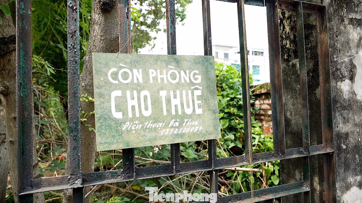 Từng tấm bảng giới thiệu về khu trọ, thông báo của khu trọ được chính thành viên đoàn làm phim chuẩn bị, vẽ và viết. Từng tấm bảng giới thiệu về khu trọ, thông báo của khu trọ được chính thành viên đoàn làm phim chuẩn bị, vẽ và viết.