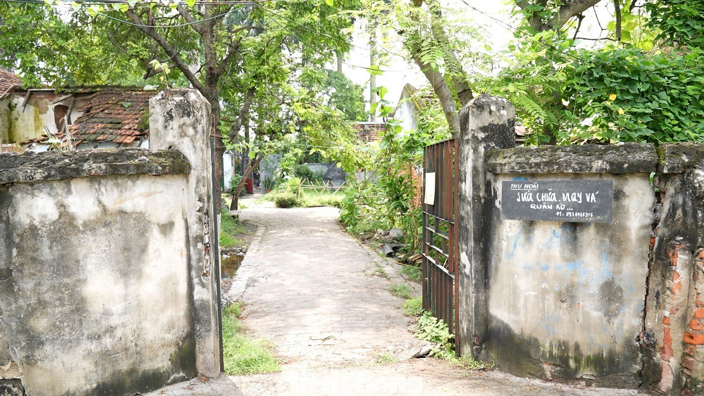 Làng trong phố có bối cảnh quay chính ở xưởng may và khu xóm trọ của công nhân. Khu xóm trọ được bố trí ở Đông Anh (Hà Nội). Khu vực nhà trọ này từ lâu không có người thuê nên đoàn làm phim mất khá nhiều thời gian để dọn dẹp và bày biện đồ dùng sinh hoạt.