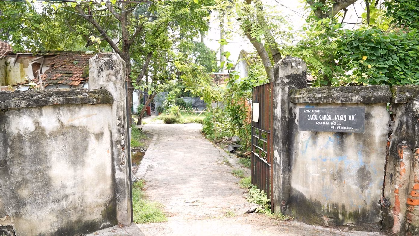 Làng trong phố có bối cảnh quay chính ở xưởng may và khu xóm trọ của công nhân. Khu xóm trọ được bố trí ở Đông Anh (Hà Nội). Khu vực nhà trọ này từ lâu không có người thuê nên đoàn làm phim mất khá nhiều thời gian để dọn dẹp và bày biện đồ dùng sinh hoạt. Làng trong phố có bối cảnh quay chính ở xưởng may và khu xóm trọ của công nhân. Khu xóm trọ được bố trí ở Đông Anh (Hà Nội). Khu vực nhà trọ này từ lâu không có người thuê nên đoàn làm phim mất khá nhiều thời gian để dọn dẹp và bày biện đồ dùng sinh hoạt.