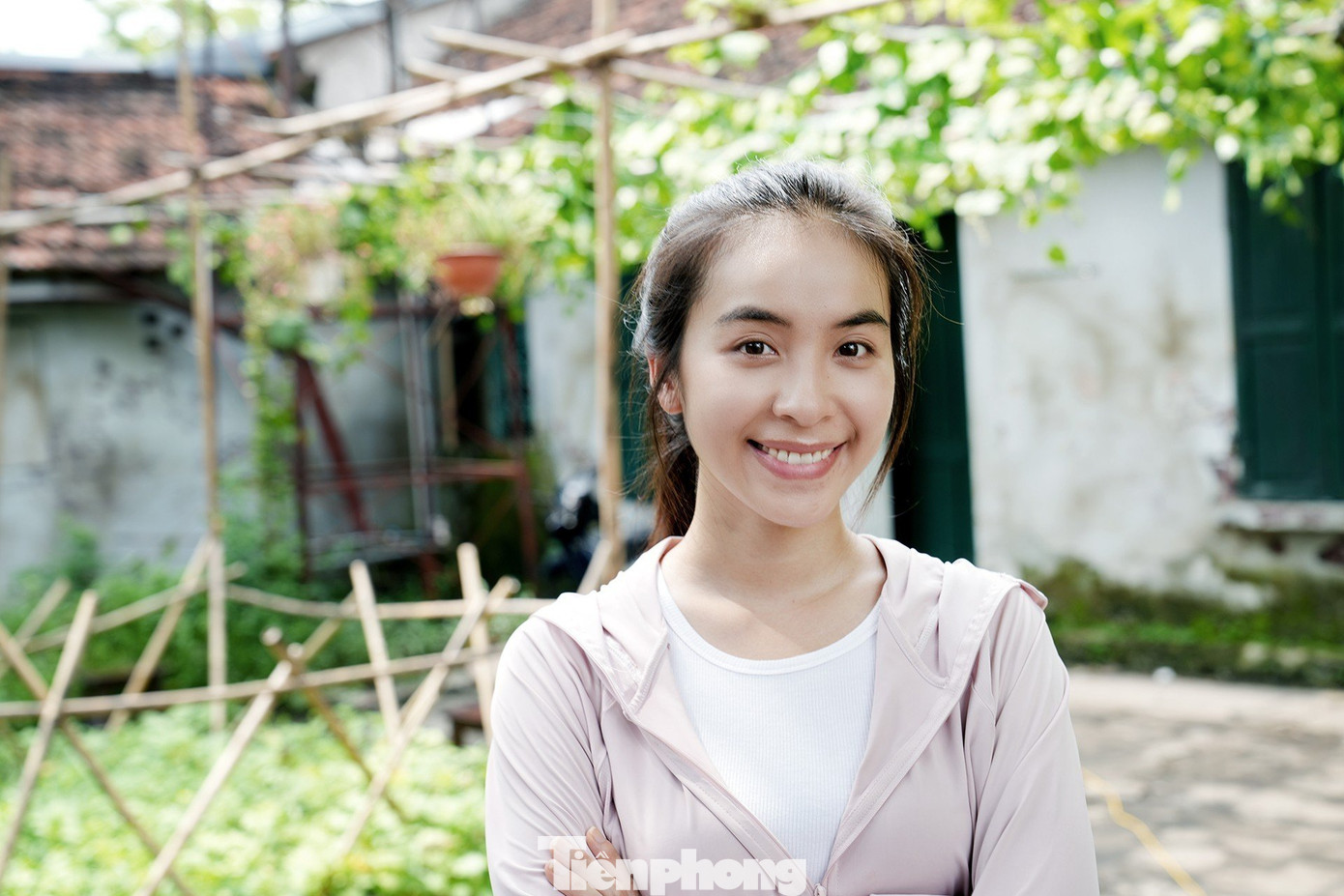 Hoài là công nhân may nên về ngoại hình, trang phục, Trần Vân không phải chuẩn bị quá kỹ càng. Kể cả việc trang điểm cũng được tối giản nhất có thể. Có những buổi quay Trần Vân chỉ bôi kem chống nắng và đánh son phớt nhẹ để quay phim. Bộ phim Làng trong phố đi được nửa chặng đường. Những tập phim lên sóng gần đây tập trung khai thác câu chuyện về những mặc cảm của Hiếu (Duy Hưng) về quá khứ tù tội. Vợ chồng Hoài phải đối diện với sóng gió hôn nhân.