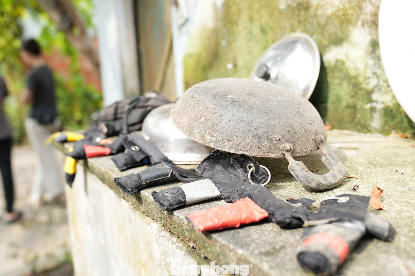 Từng tấm bảng giới thiệu về khu trọ, thông báo của khu trọ được chính thành viên đoàn làm phim chuẩn bị, vẽ và viết.