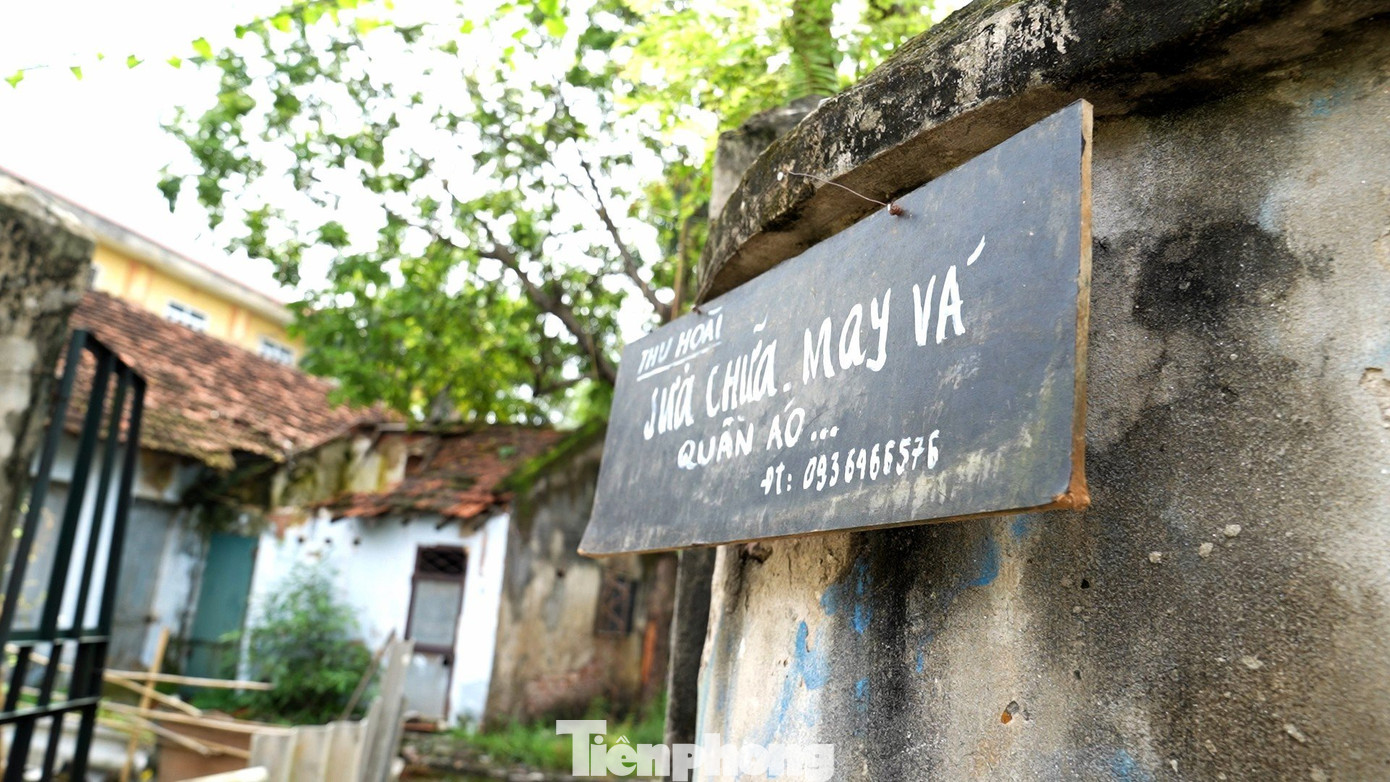 Từng tấm bảng giới thiệu về khu trọ, thông báo của khu trọ được chính thành viên đoàn làm phim chuẩn bị, vẽ và viết.