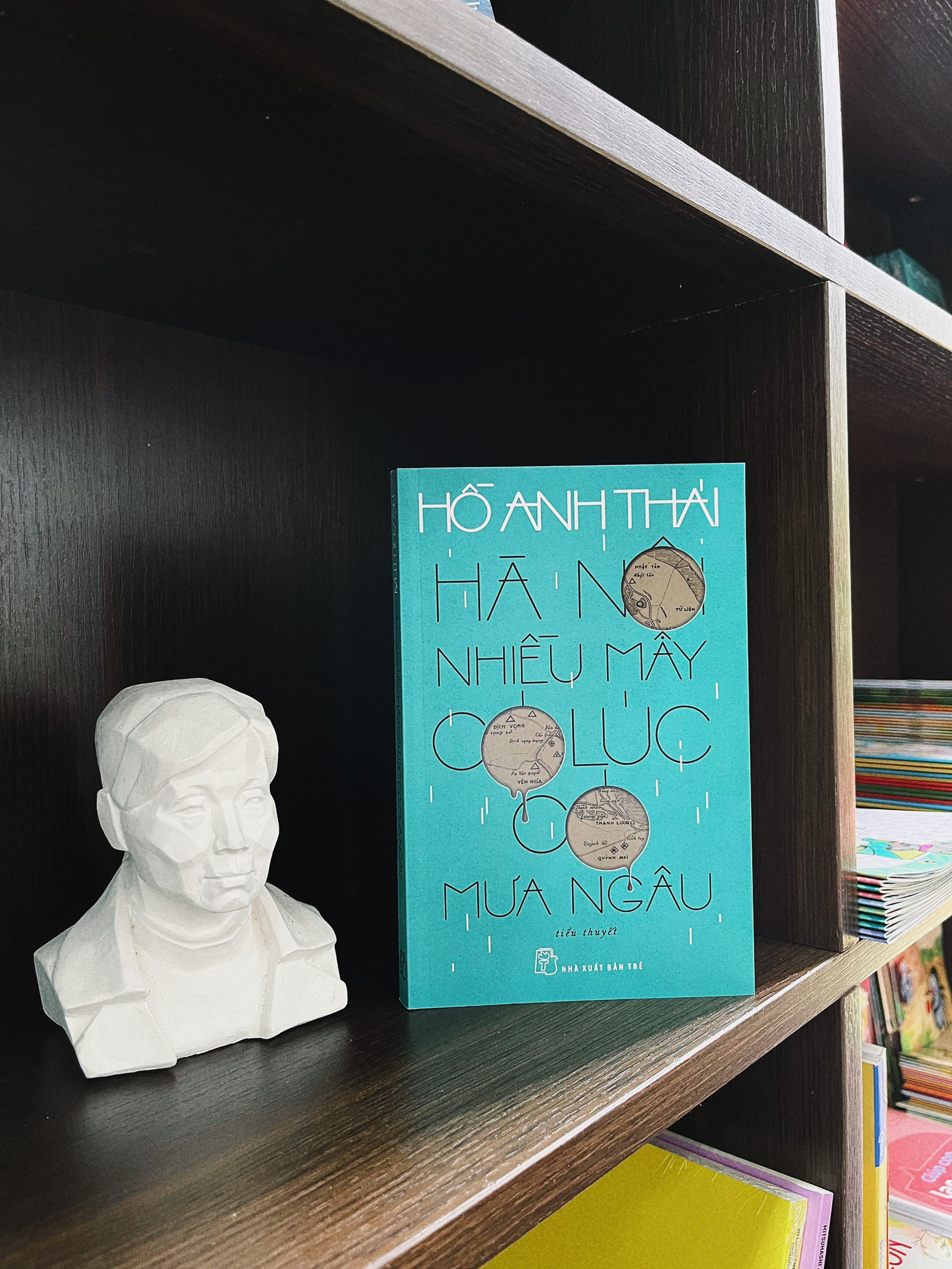 Tiểu thuyết Hà Nội nhiều mây có lúc có mưa ngâu tái hiện hình ảnh người dân Thủ đô những năm tháng chống Mỹ. Tiểu thuyết Hà Nội nhiều mây có lúc có mưa ngâu tái hiện hình ảnh người dân Thủ đô những năm tháng chống Mỹ.