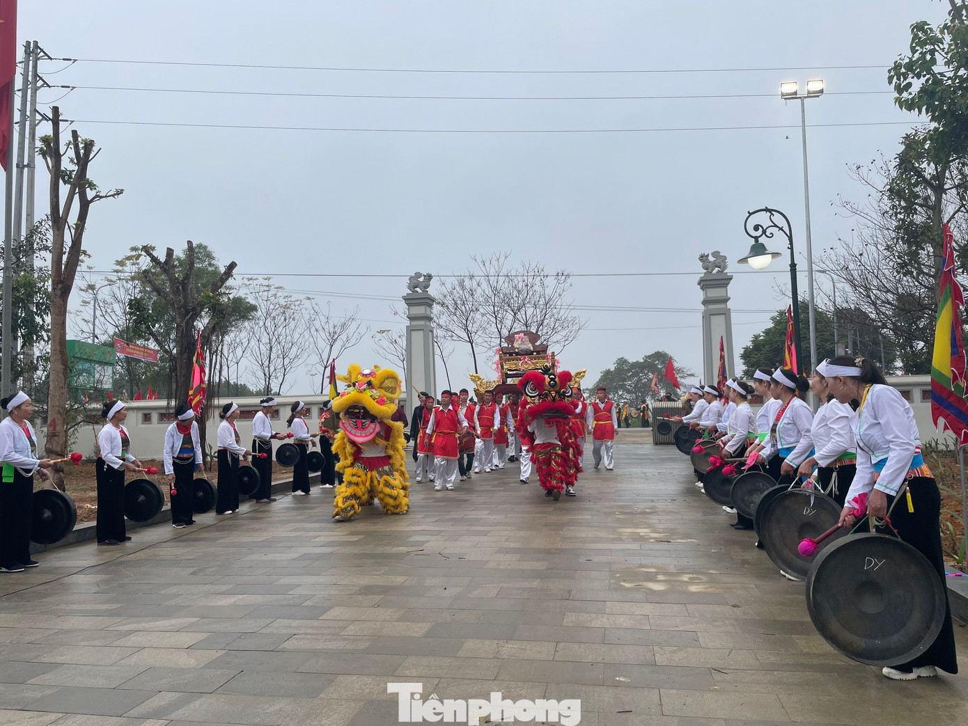 Bên cạnh nghi lễ trang nghiêm, phần hội tổ chức các giải thi đấu thể dục thể thao, văn hóa văn nghệ và các trò chơi dân gian truyền thống từ 13 giờ đến 22 giờ các ngày 14-16 tháng Giêng (tức ngày 4-6/2). Ảnh: TRỌNG TÀI.