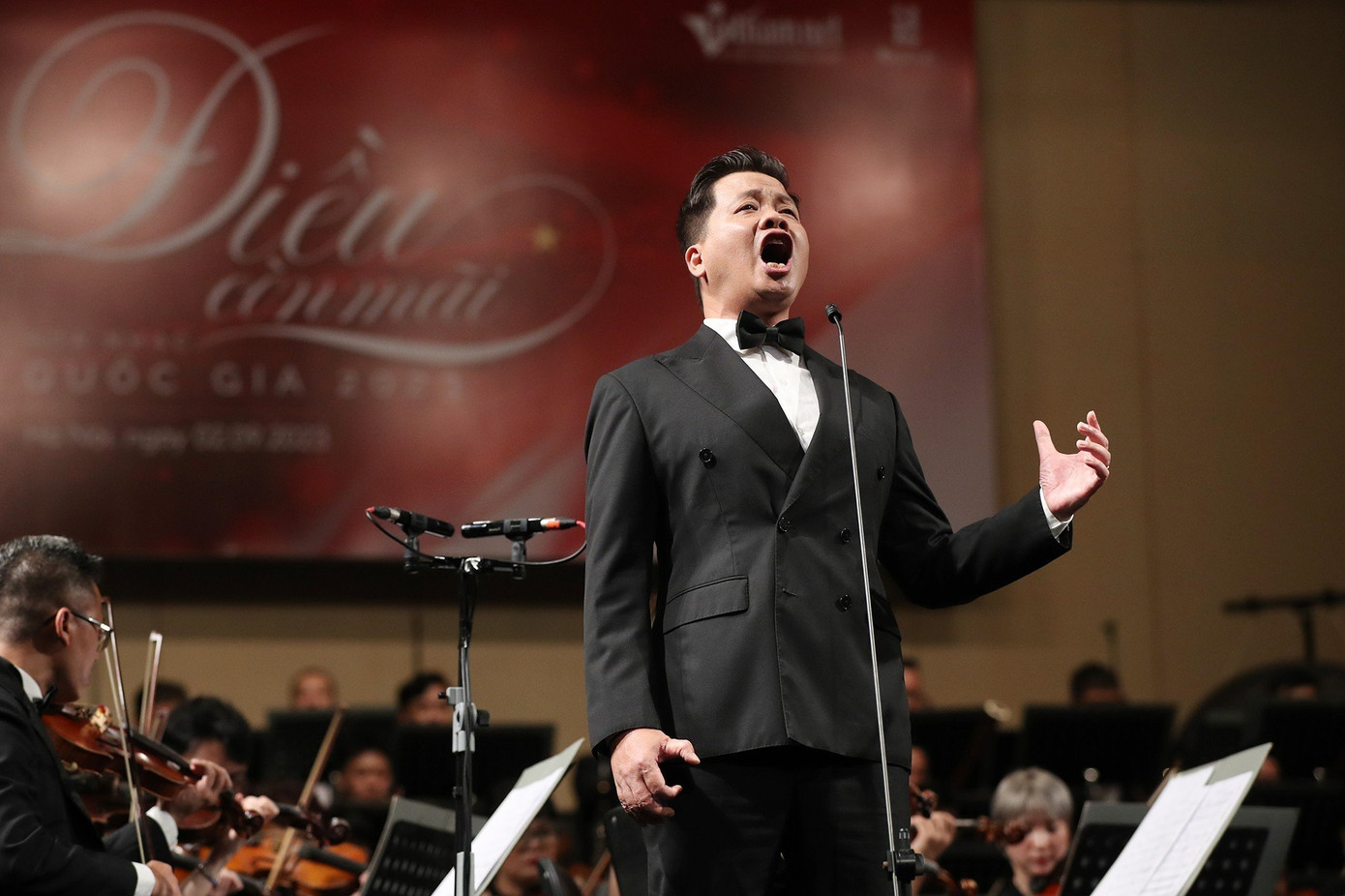 Ca khúc Áo mùa đông do NSƯT Đăng Dương thể hiện. Ca khúc Áo mùa đông do NSƯT Đăng Dương thể hiện.