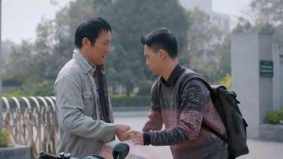 Lưu (NSƯT Hoàng Hải) luôn quan tâm, chăm sóc, dành tình yêu cho "quý tử" Thạch (Việt hoàng). Ảnh: CMH.