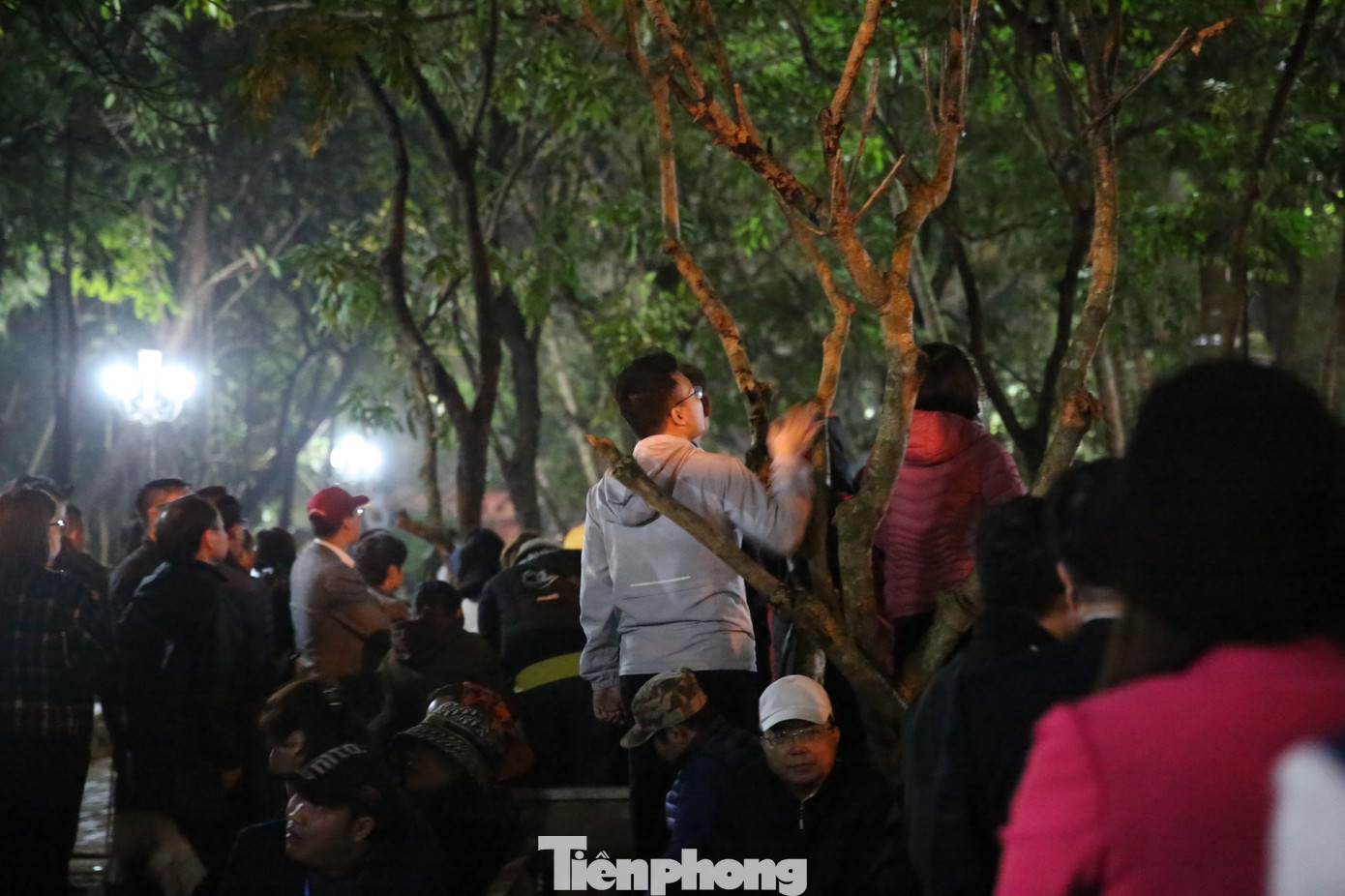 Sau ba năm không tổ chức để phòng, chống dịch bệnh COVID-19, Lễ hội Khai ấn Đền Trần Xuân Quý Mão được tổ chức trở lại. Người dân hứng khởi, từ xa ngóng vào Đền Thiên Trường mong được tận mắt thấy lễ khai ấn đền Trần. Khi tổ chức các nghi lễ, cửa đền đóng lại để đảm bảo an ninh. Ảnh: TRỌNG TÀI.