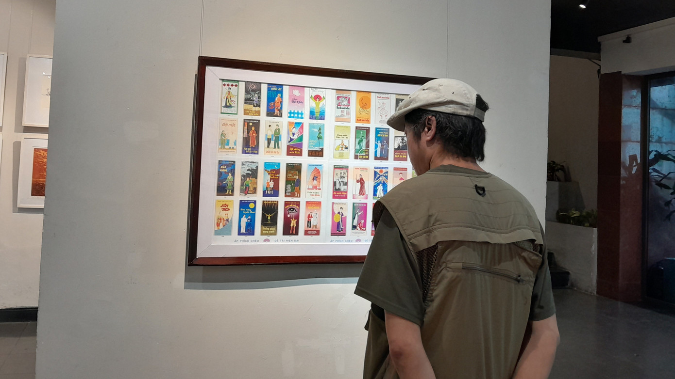 Triển lãm giới thiệu đến công chúng các tác phẩm của 55 họa sĩ chuyên nghiệp và không chuyên cả ba miền với nhiều phong cách khác nhau, cách thể hiện, biểu đạt ngôn ngữ tạo hình khác nhau, cùng hòa chung trong một sân chơi của môn nghệ thuật "phóng tác" với chủ đề "Sắc màu Việt Nam"…