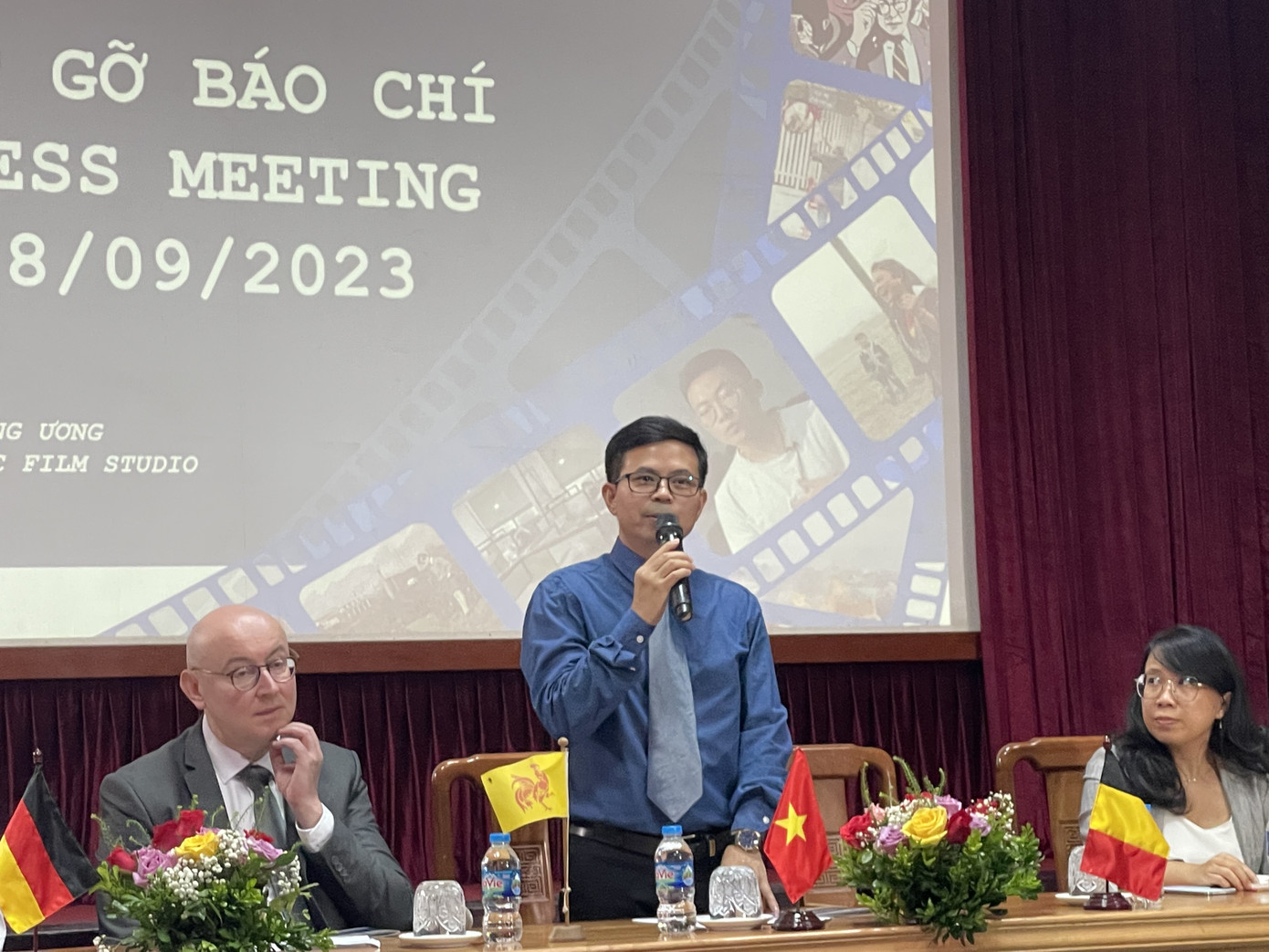 Ông Trịnh Quang Tùng - Phó Tổng Giám đốc phụ trách Hãng phim Tài liệu và Khoa học T.Ư - giới thiệu về liên hoan phim.