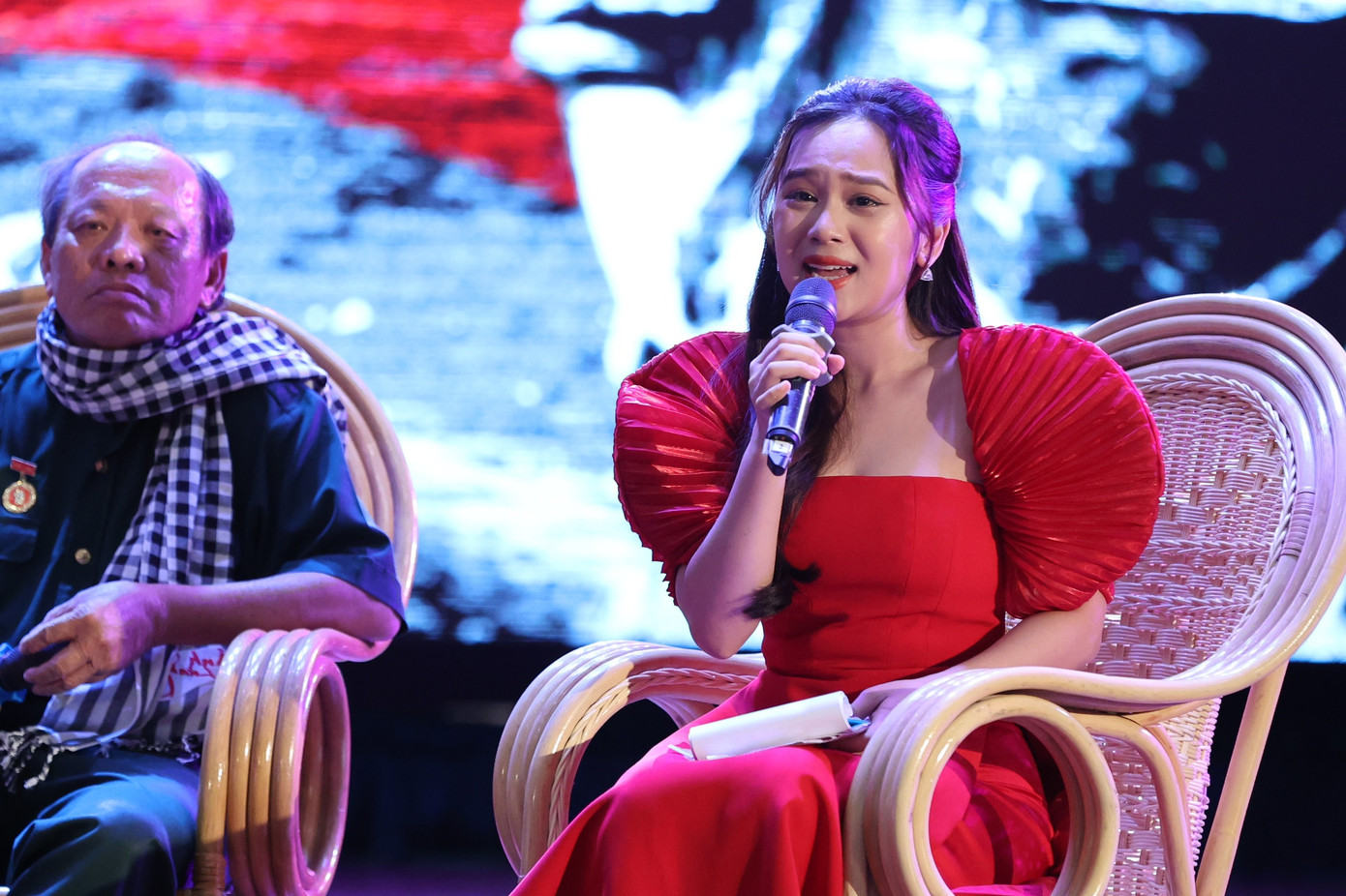 Bên cạnh những tiết mục văn nghệ, chương trình còn có phần giao lưu cùng thương binh về cuộc sống, chiến đấu hằng ngày vượt thương tật. MC Tuyết Ngân đồng hành với nhà báo Lê Xuân Sơn, Tổng biên tập báo Tiền Phong dẫn dắt các cuộc giao lưu và chương trình nghệ thuật. Cuối chương trình, các đại diện thương binh trao cho đại diện sinh viên các vật phẩm ý nghĩa: Lá cờ Tổ quốc, chiếc mũ tai bèo và chiếc khăn rằn. Hoạt động này như một biểu tượng trao tín vật truyền nối tinh thần cách mạng, tinh thần cống hiến vì Tổ quốc giữa các thế hệ.