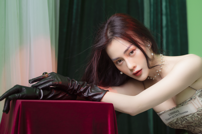 Nữ diễn viên Phương Oanh cũng bị khán giả quay lưng khi vướng ồn ào đời tư.