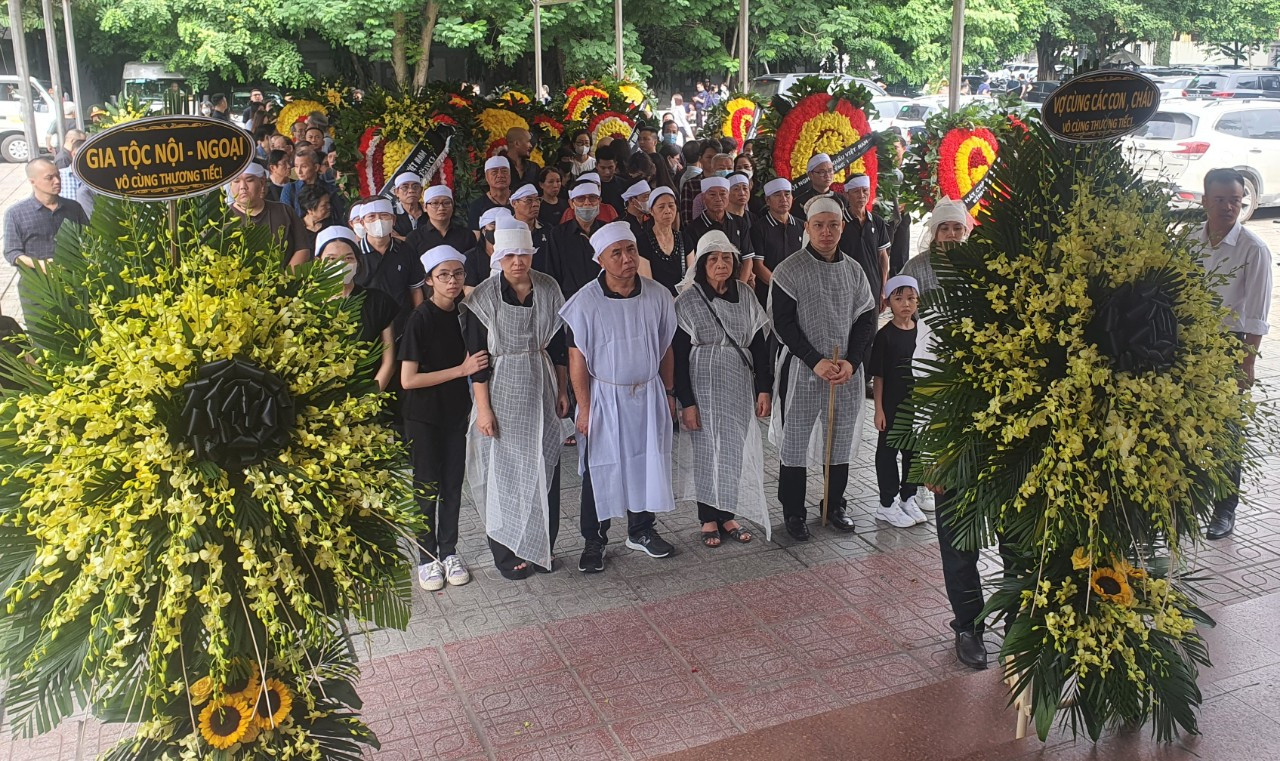 Đông đảo người thân, đồng nghiệp, hậu bối nhà thơ, họa sĩ Lê Huy Quang có mặt từ sớm để tiễn đưa người nghệ sĩ tài hoa. Ảnh: Lê Đại Chức.