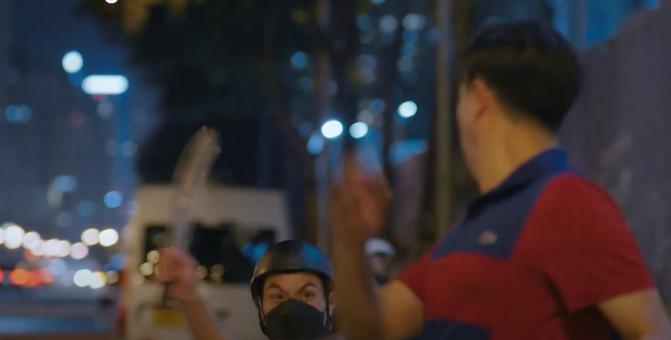 Nghĩa (Tuấn Tú) bị một kẻ lạ mặt chém giữa đường. Ảnh: CMH. Nghĩa (Tuấn Tú) bị một kẻ lạ mặt chém giữa đường. Ảnh: CMH.