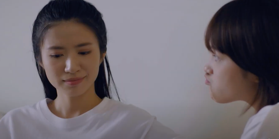 Ninh (Thu Hà) mong Thảo (Ngọc Huyền) xin việc ở phòng trà giúp cô. Ảnh: CMH. Ninh (Thu Hà) mong Thảo (Ngọc Huyền) xin việc ở phòng trà giúp cô. Ảnh: CMH.