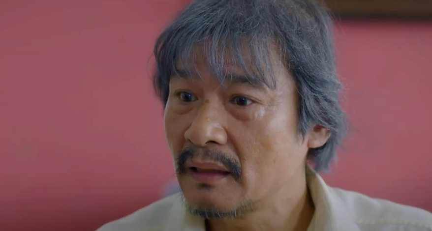 Ông Nhân (NSƯT Võ Hoài Nam) khuyên con trai cả chú ý giữ gìn sức khoẻ. Ảnh: CMH. Ông Nhân (NSƯT Võ Hoài Nam) khuyên con trai cả chú ý giữ gìn sức khoẻ. Ảnh: CMH.