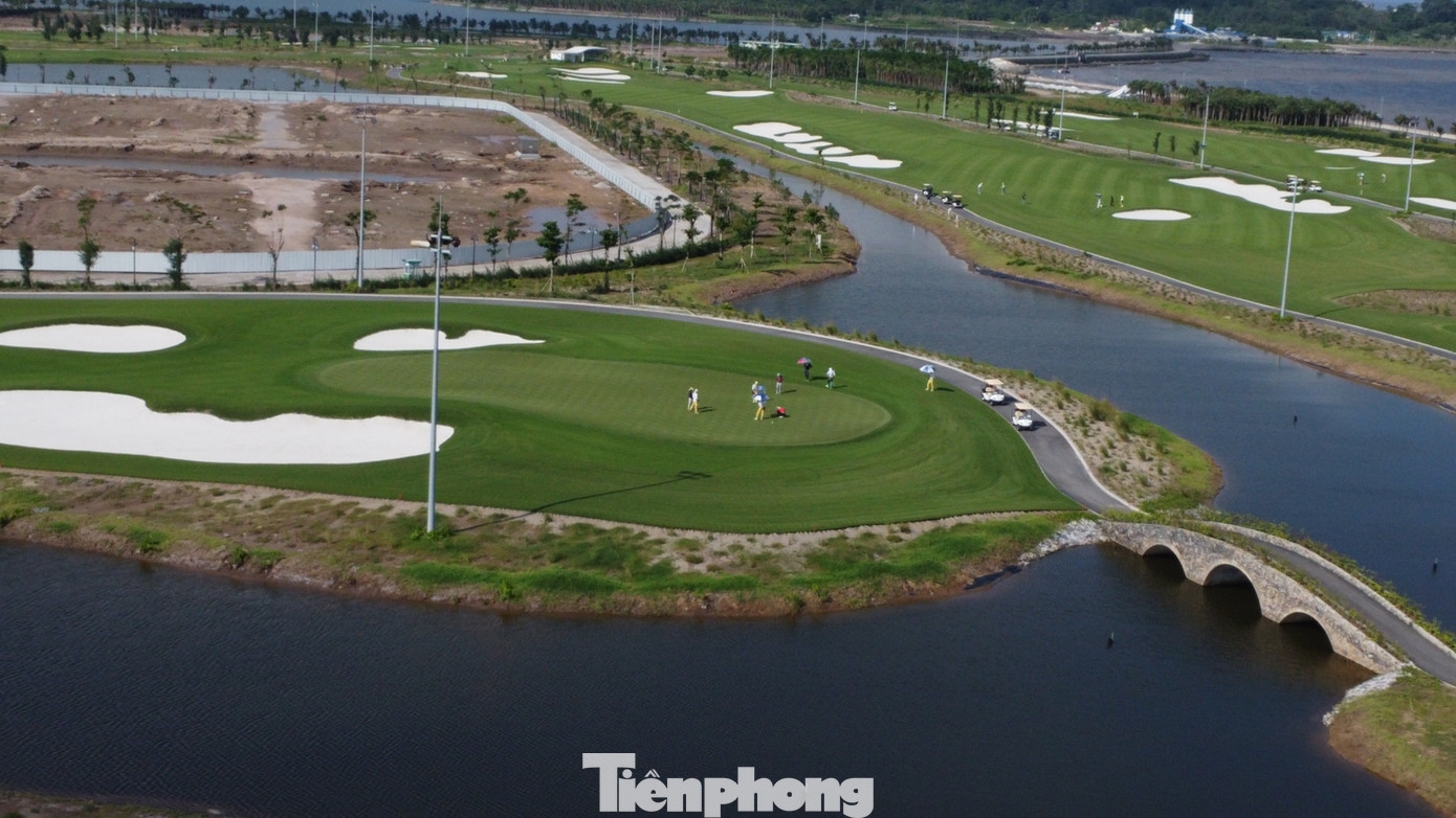 Golfer luôn được thử thách với yếu tố gió biển tại sân Dragon Golf Links. Ảnh: Trọng Tài. Golfer luôn được thử thách với yếu tố gió biển tại sân Dragon Golf Links. Ảnh: Trọng Tài.