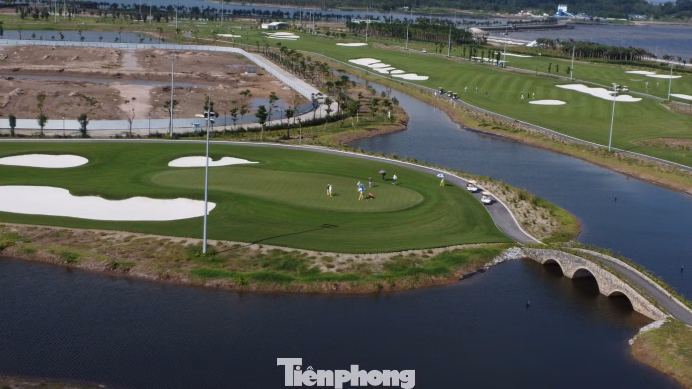Golfer luôn được thử thách với yếu tố gió biển tại sân Dragon Golf Links. Ảnh: Trọng Tài.