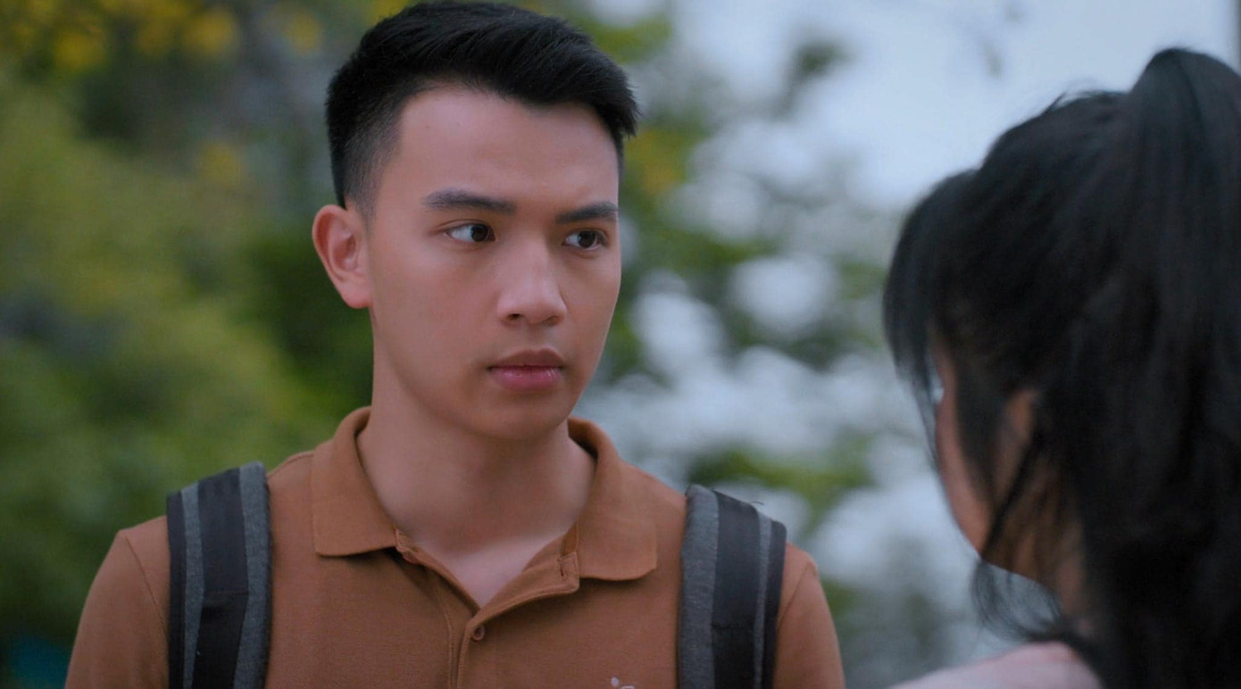 Thạch (Việt Hoàng) tuy là thủ khoa nhưng ngây thơ, dễ lừa mang đến bi kịch cho gia đình. Ảnh: CMH.