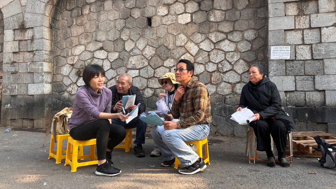 Đạo diễn Nguyễn Danh Dũng để diễn viên sáng tạo, thêm chi tiết cho nhân vật. Đạo diễn Nguyễn Danh Dũng để diễn viên sáng tạo, thêm chi tiết cho nhân vật.