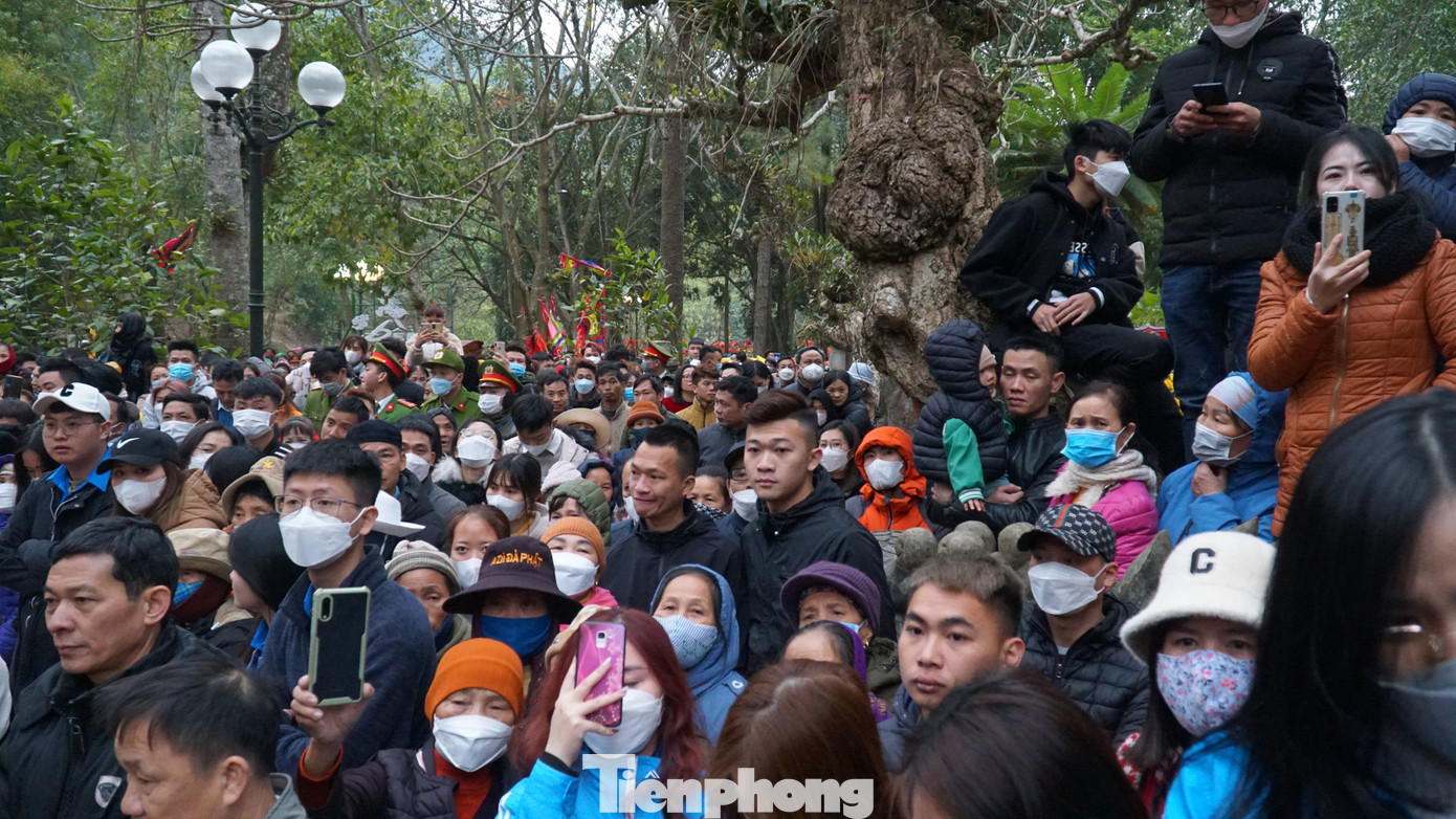 Lễ hội Gióng luôn lễ hội thu hút lượng lớn du khách thập phương. Đến với lễ hội Gióng 2023, du khách được dịp trải nghiệm thực hành văn hóa và hành hương. Không gian lễ hội có điểm trải nghiệm, để du khách muốn trải nghiệm làm cơm nắm muối vừng, têm trầu cánh phượng, làm cà muối, làm giò hoa tre… Ảnh: TRỌNG TÀI.