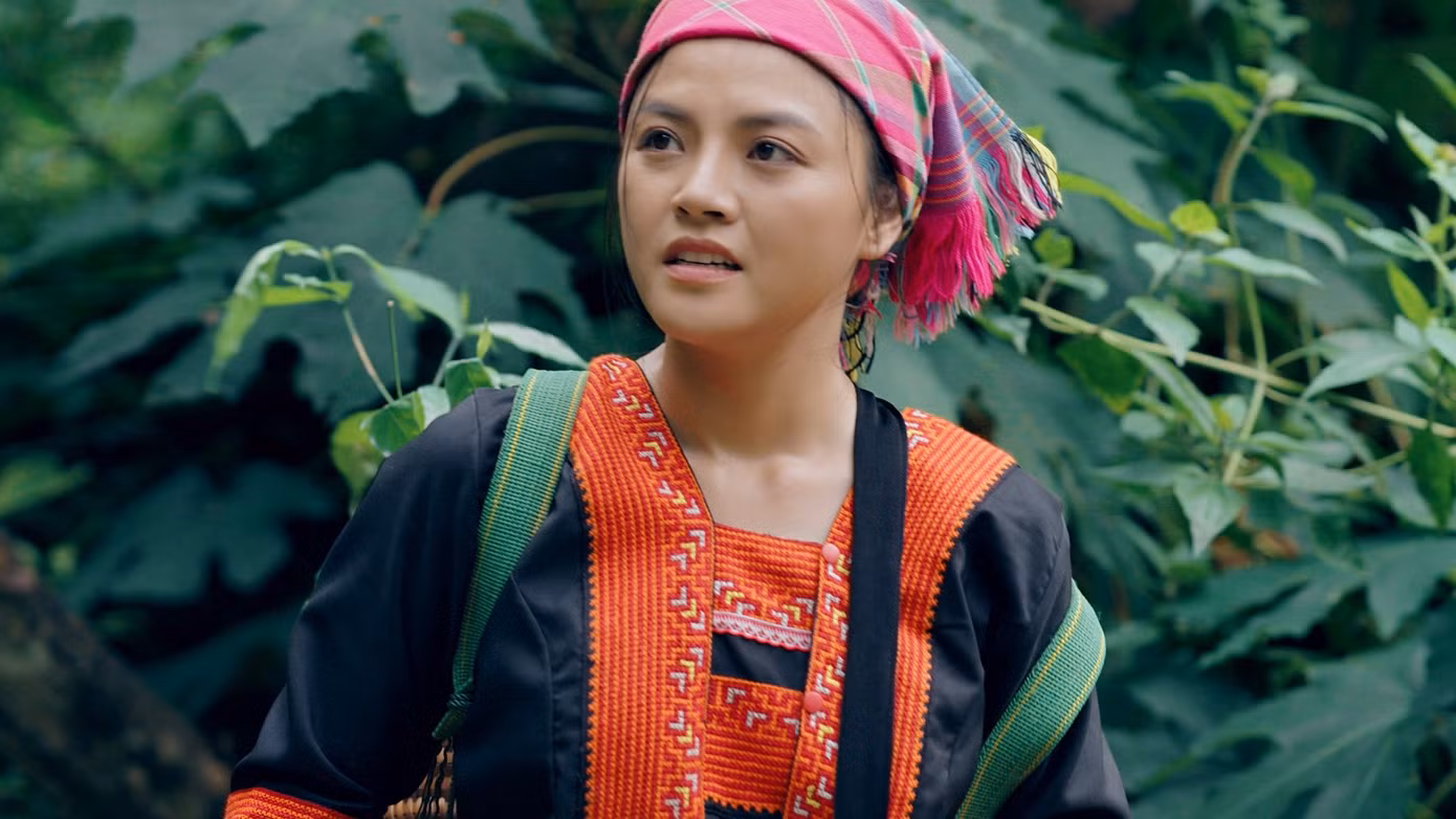Tạo hình nhân vật Phương - y tá kiêm thầy thuốc Đông y và cán bộ phụ nữ xã Mường Luông trong Cuộc chiến không giới tuyến.