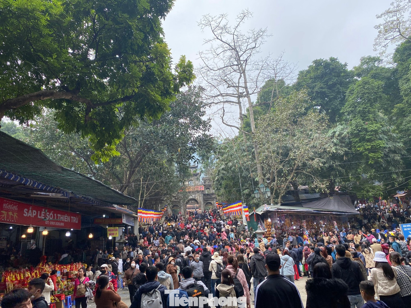 Lối lên chùa Thiên Trù đông kín người trong mùng 5 Tết Nguyên đán. Do lượng khách đông, việc chờ đợi cáp treo mất khá nhiều thời gian. Vì thế nhiều du khách chọn đi bộ từ chùa Thiên Trù đến động Hương Tích. Ảnh: GIA LINH.