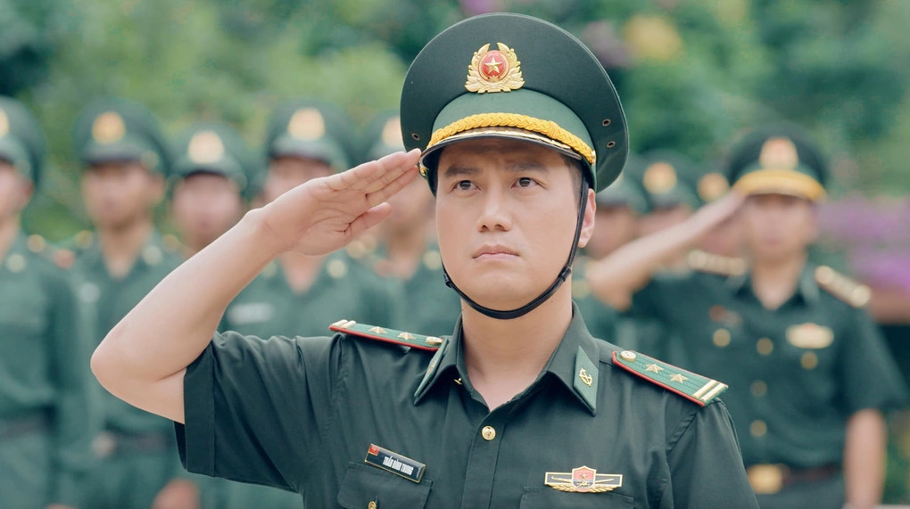 Sau nhiều vai diễn phản diện trên màn ảnh nhỏ, năm 2023, diễn viên Việt Anh có vai chính diện hiếm hoi trong Cuộc chiến không giới tuyến.