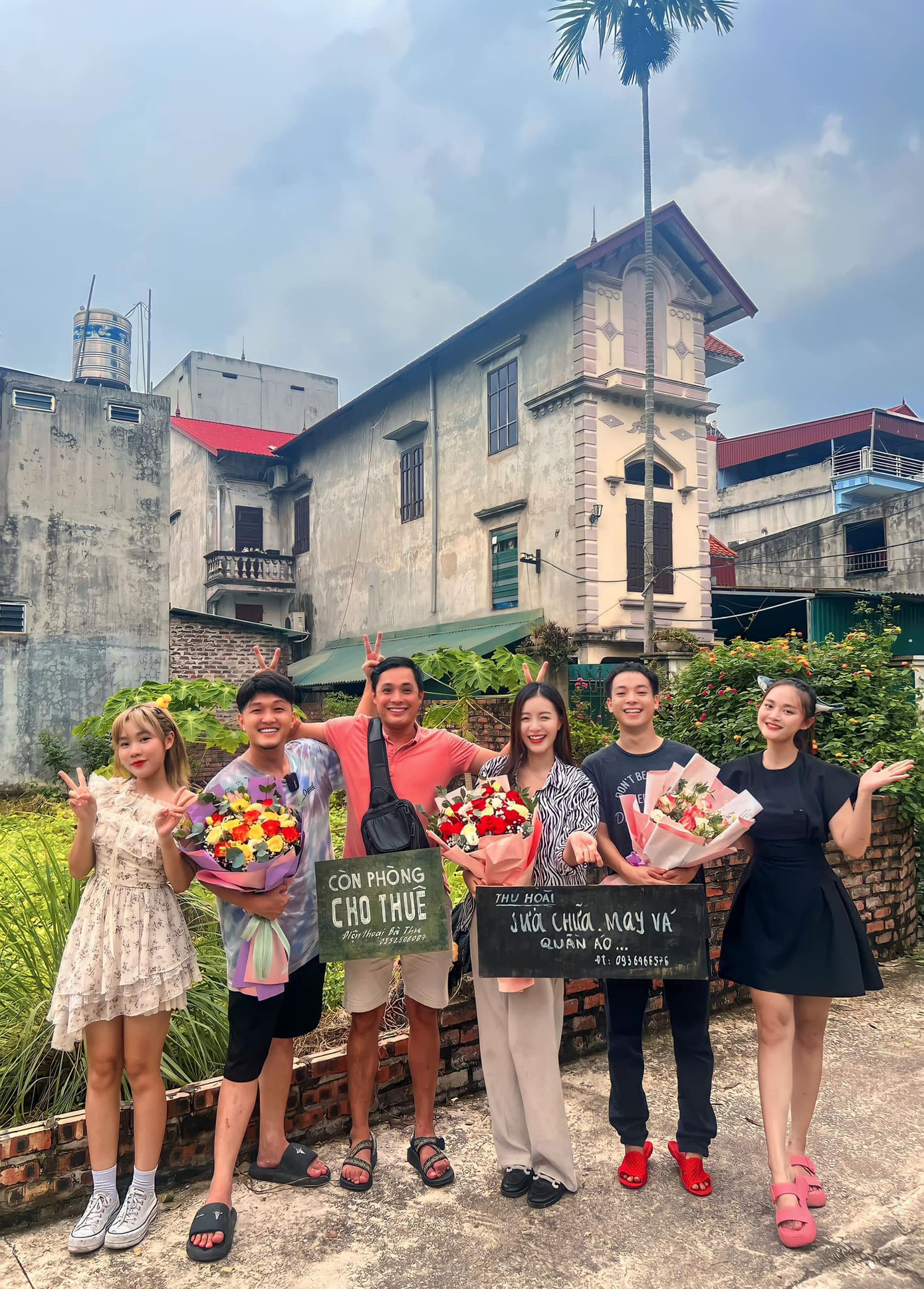 Dàn diễn viên phim Làng trong phố lưu lại khoảnh khắc ngày quay phim cuối cùng.