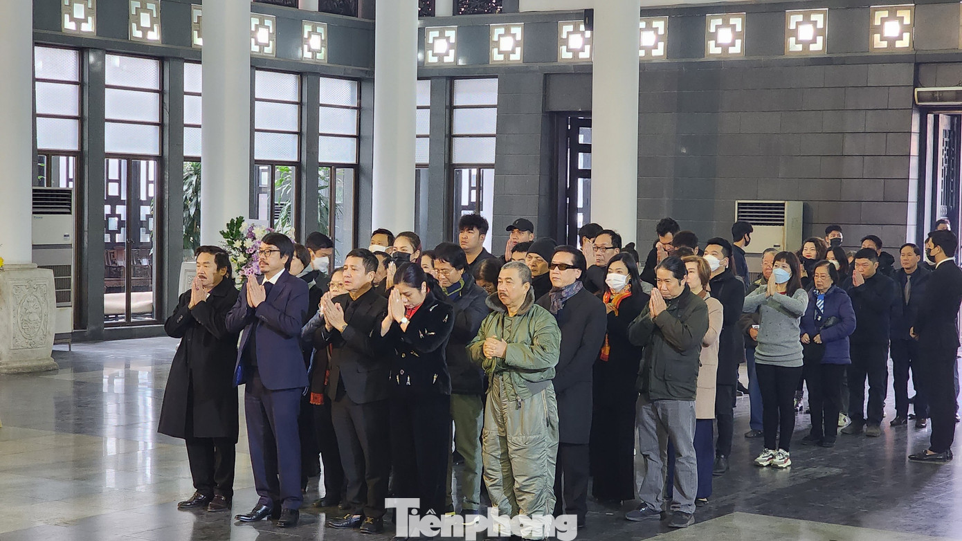 NSƯT Nguyễn Sĩ Tiến dẫn đầu đoàn Nhà hát Tuổi trẻ đến tiễn đưa NSND Trần Tiến - tượng đài sân khấu kịch nói Việt Nam. Ảnh: TRỌNG QUÂN.