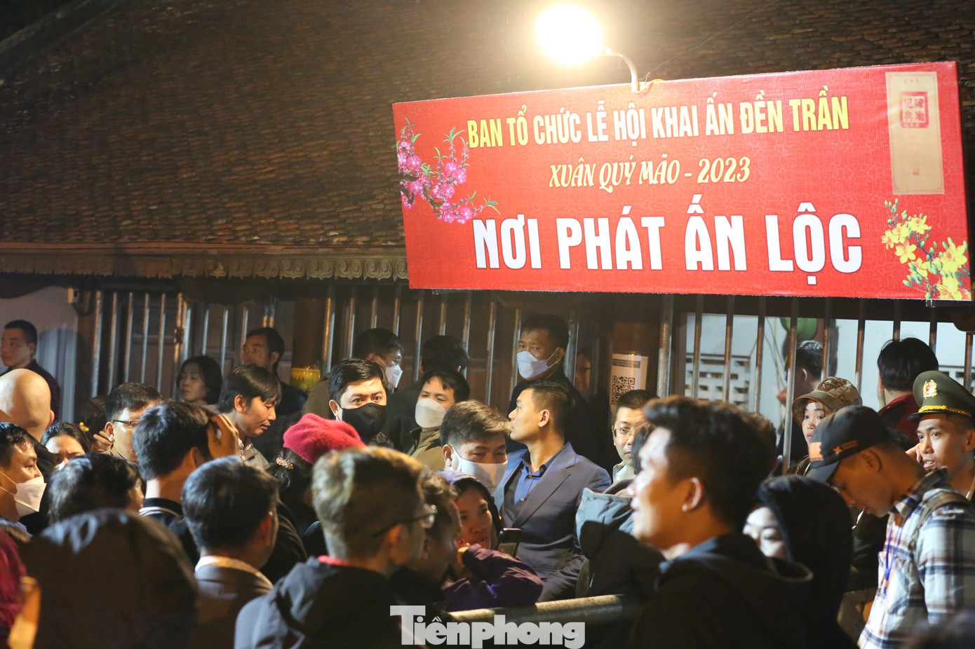 Theo truyền thuyết, người xin được lộc ấn mang về treo tại đền, phủ, từ đường hay tại gia có ý nghĩa trừ ma quỷ, hóa giải rủi ro và điều xấu, thu hút may mắn và thuận lợi trong đường công danh, sự nghiệp. Ảnh: TRỌNG TÀI.