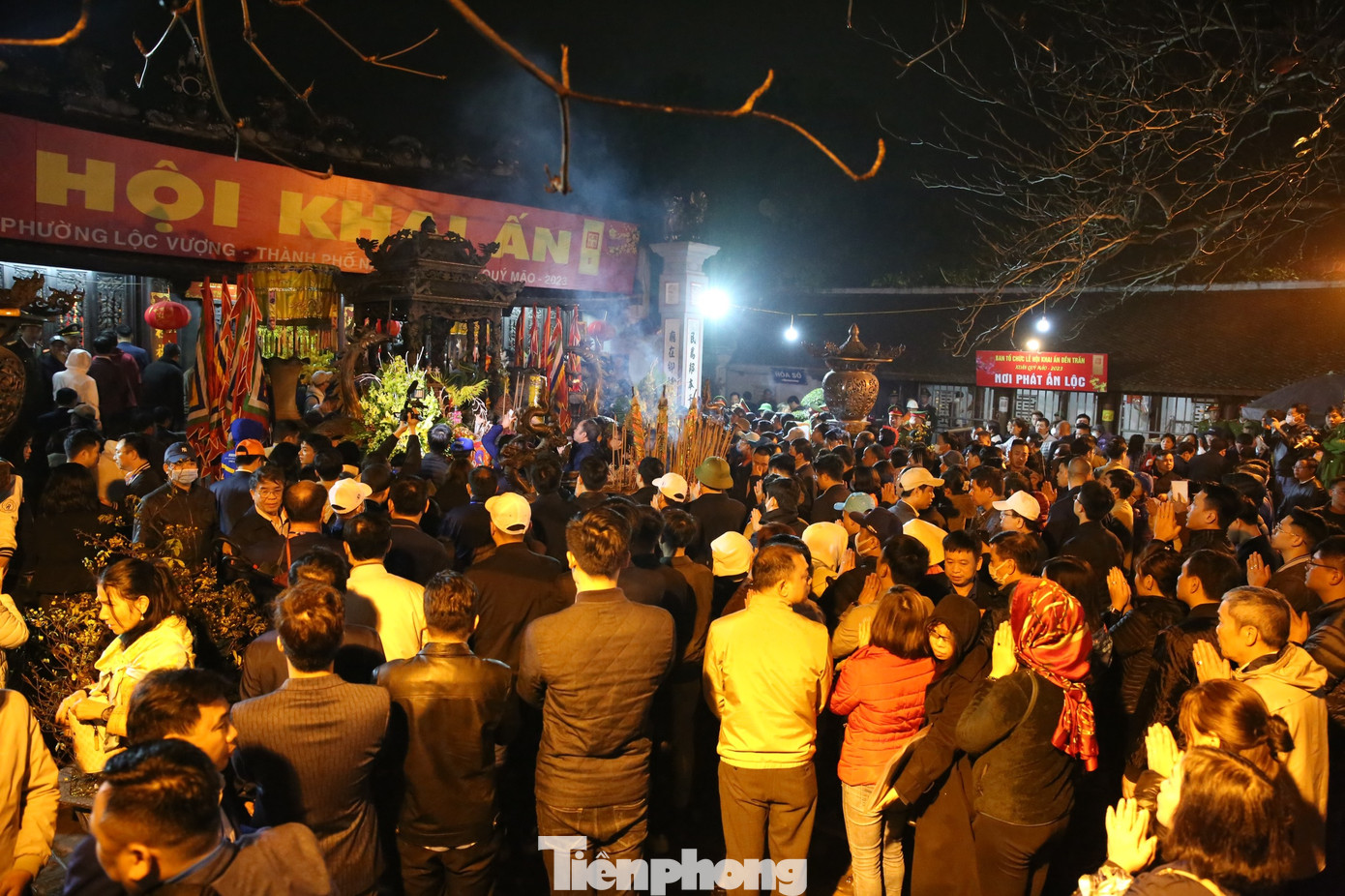 Lễ khai ấn đền Trần 2023 diễn ra vào cuối tuần nên lượng khách đổ về rất đông. Từ 5h ngày 15 tháng Giêng, BTC tổ chức phát ấn cho nhân dân và du khách tại các điểm ba nhà Giải Vũ, nhà trưng bày Đền Trùng Hoa. Ảnh: TRỌNG TÀI.