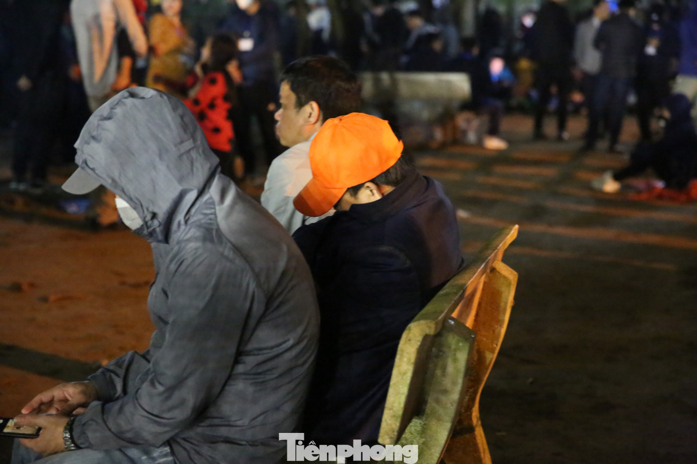 Du khách đợi chờ lễ khai ấn thiếp đi giữa đêm. Ảnh: TRỌNG TÀI.