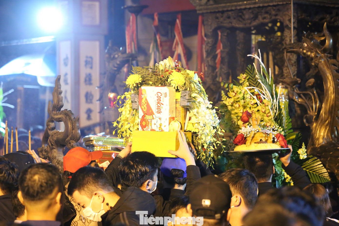 Người dân chen chân trong dòng người để dâng lễ Đức Thánh Trần để cầu mong gia đình bình an, cầu cho quốc thái dân an, bách gia trăm họ mạnh khỏe. Ảnh: TRỌNG TÀI.