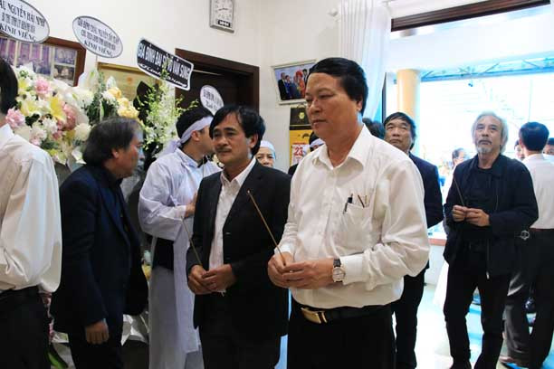 Nhà văn lão thành Cao Duy Thảo - nguyên Chủ tịch Hội Văn học nghệ thuật tỉnh Khánh Hòa và các văn nghệ sĩ đến viếng nhà thơ Giang Nam. Ảnh: Hội nhà Văn Việt Nam. Nhà văn lão thành Cao Duy Thảo - nguyên Chủ tịch Hội Văn học nghệ thuật tỉnh Khánh Hòa và các văn nghệ sĩ đến viếng nhà thơ Giang Nam. Ảnh: Hội nhà Văn Việt Nam.